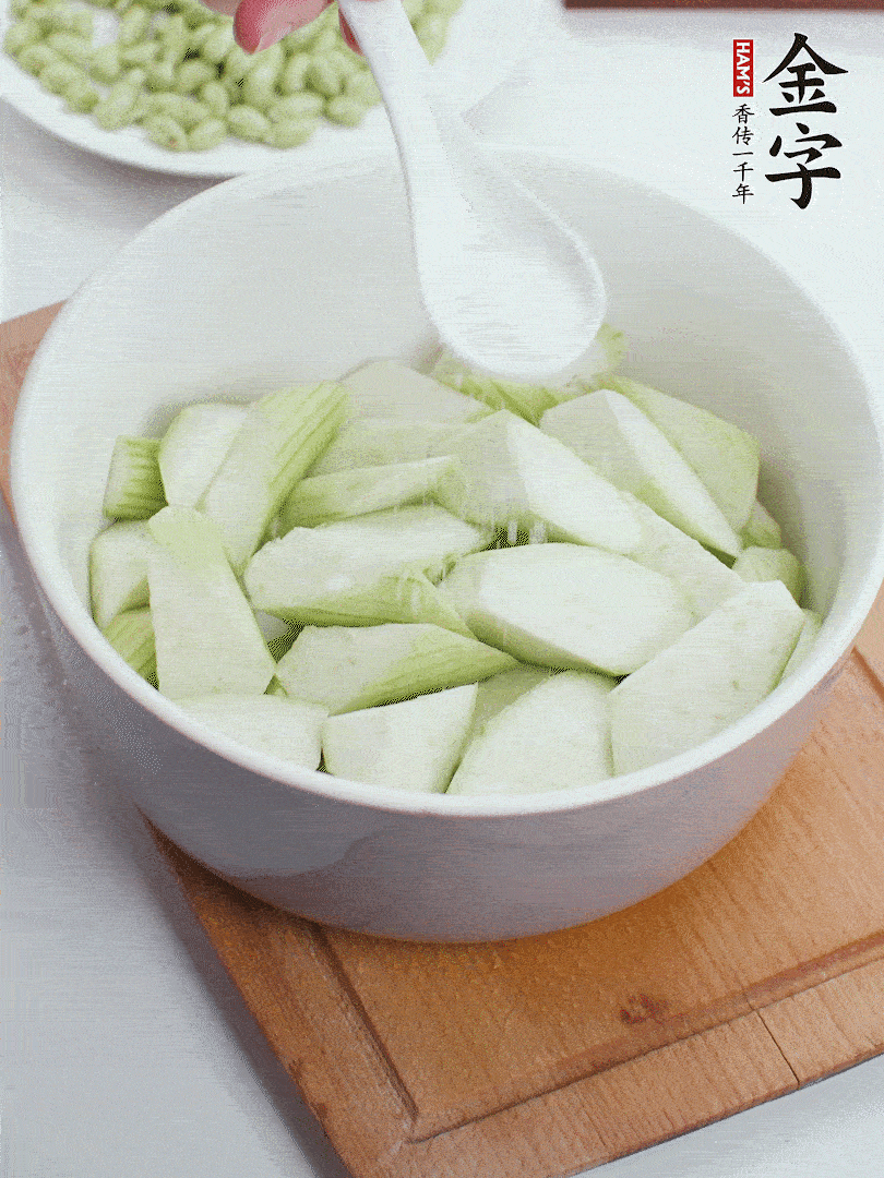 水中加1勺鹽浸泡，防止變黑。