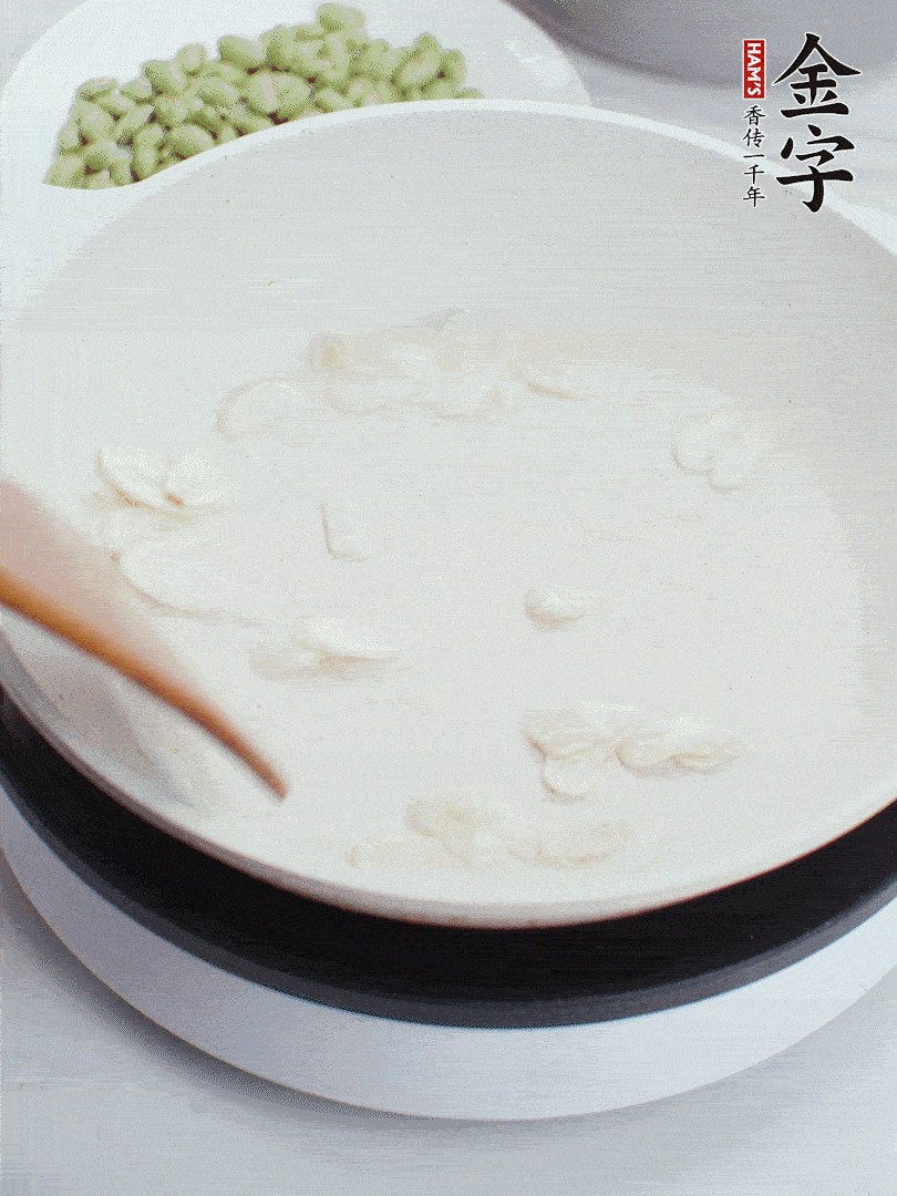 金字淡咸肉煮15分鐘，撈出切片。油5成熱時，蒜末、咸肉爆香。