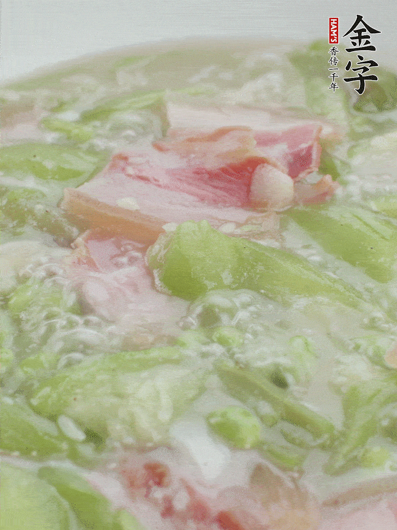 加一點熱水、白胡椒粉、雞精翻炒1分鐘。