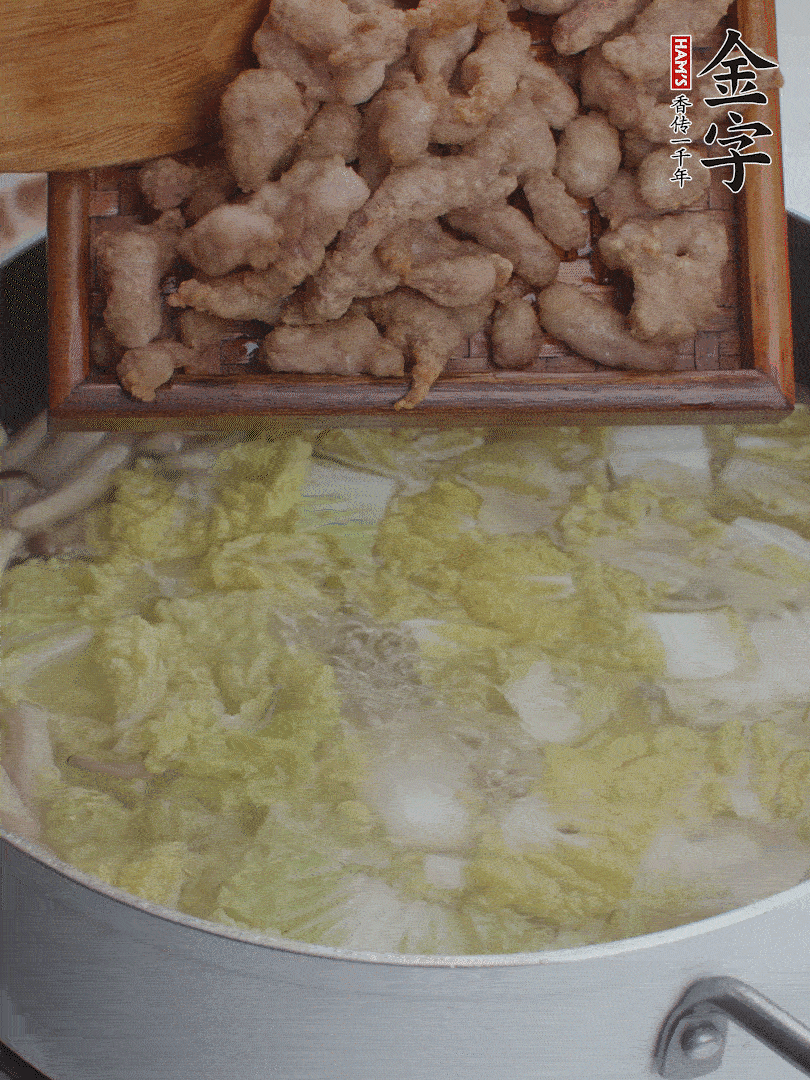 水開后煮10分鐘，下娃娃菜、小酥肉煮3分鐘。