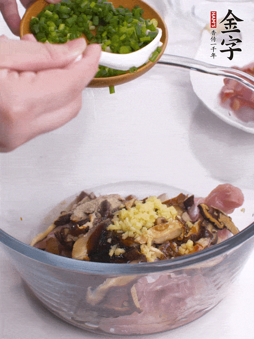 雞肉、香菇混合，加清水1/3杯、料酒1勺、蠔油1勺、鹽1勺、糖1/4勺、白胡椒1/4勺、食用油1勺、香油1/4勺、姜末、蔥花，攪拌均勻腌制2小時(shí)。