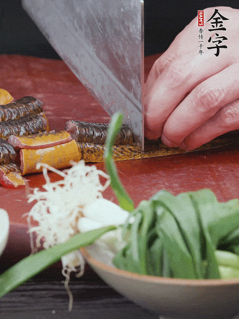 黃鱔去內臟洗凈，切花刀斬段。沸水下鍋，加黃酒焯水去血沫。