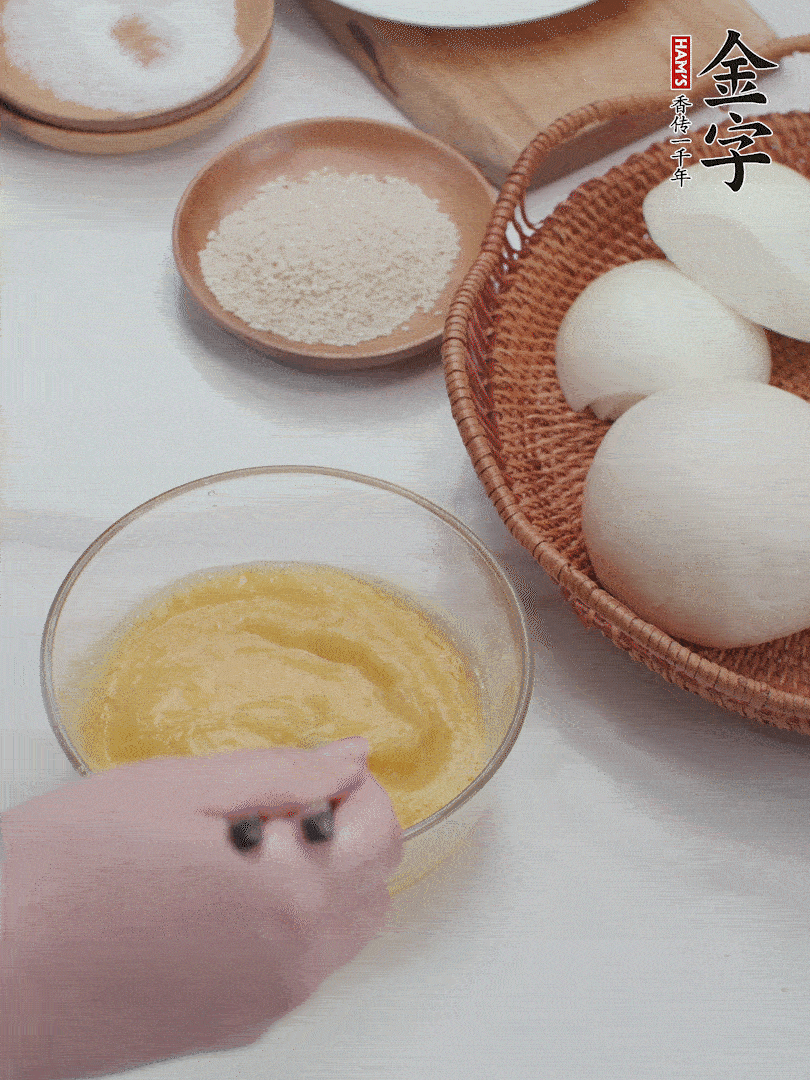 2個(gè)雞蛋加入1小勺鹽、1/2小勺胡椒粉打散。