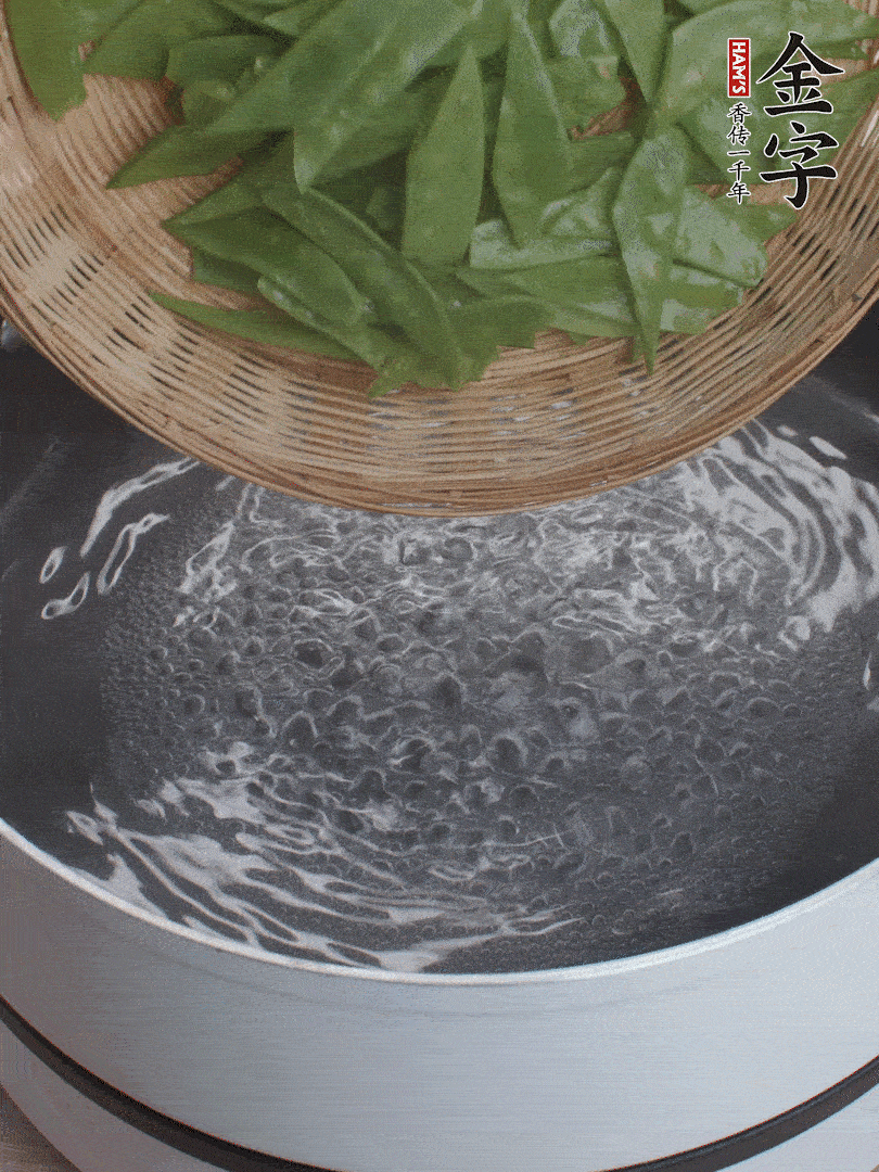 甜豆莢撕掉老筋，斜切兩半，焯水1分鐘。