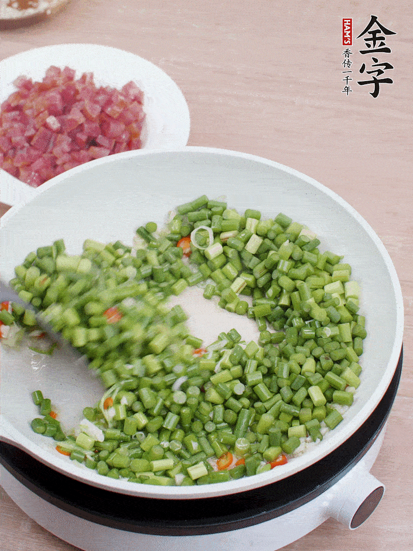 下蒜苔丁、一點鹽翻炒。