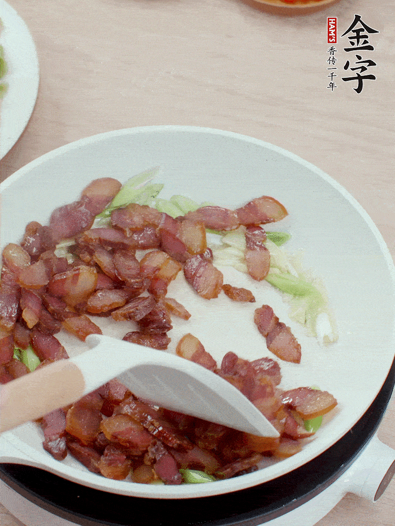 鍋中少許油，姜、蒜白爆香，下臘肉煸出油脂。