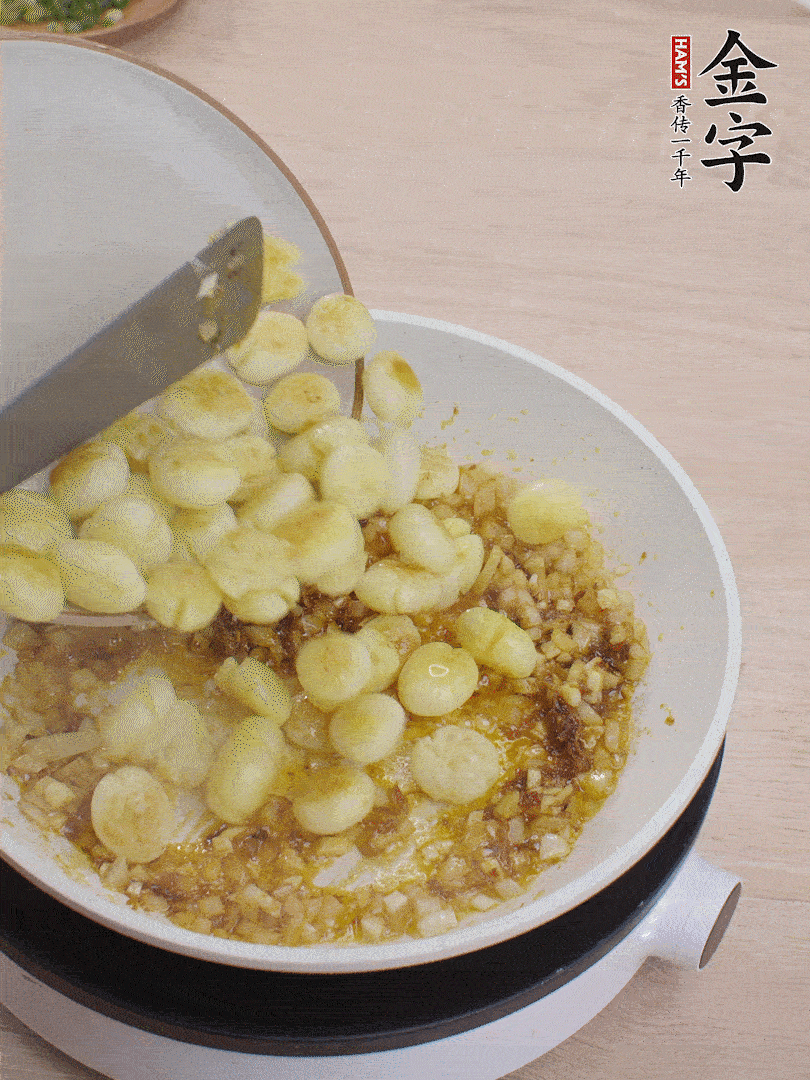 下小土豆翻炒均勻。