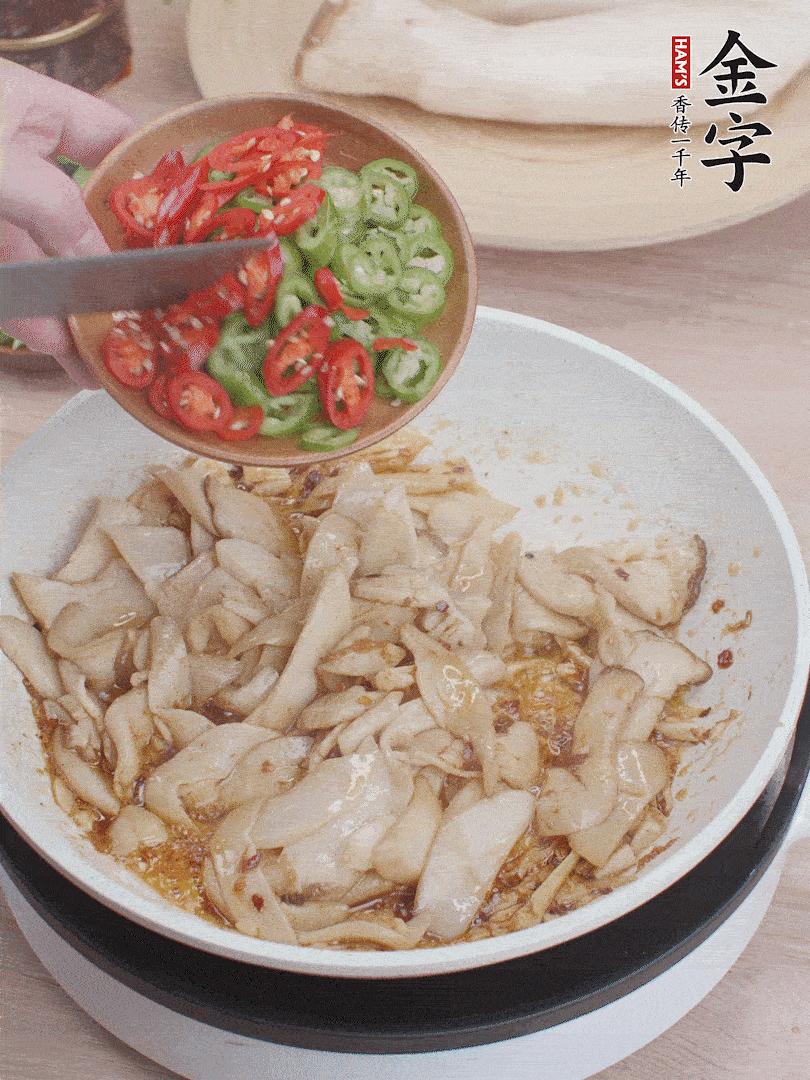 下杏鮑菇、青紅辣椒炒出香味。