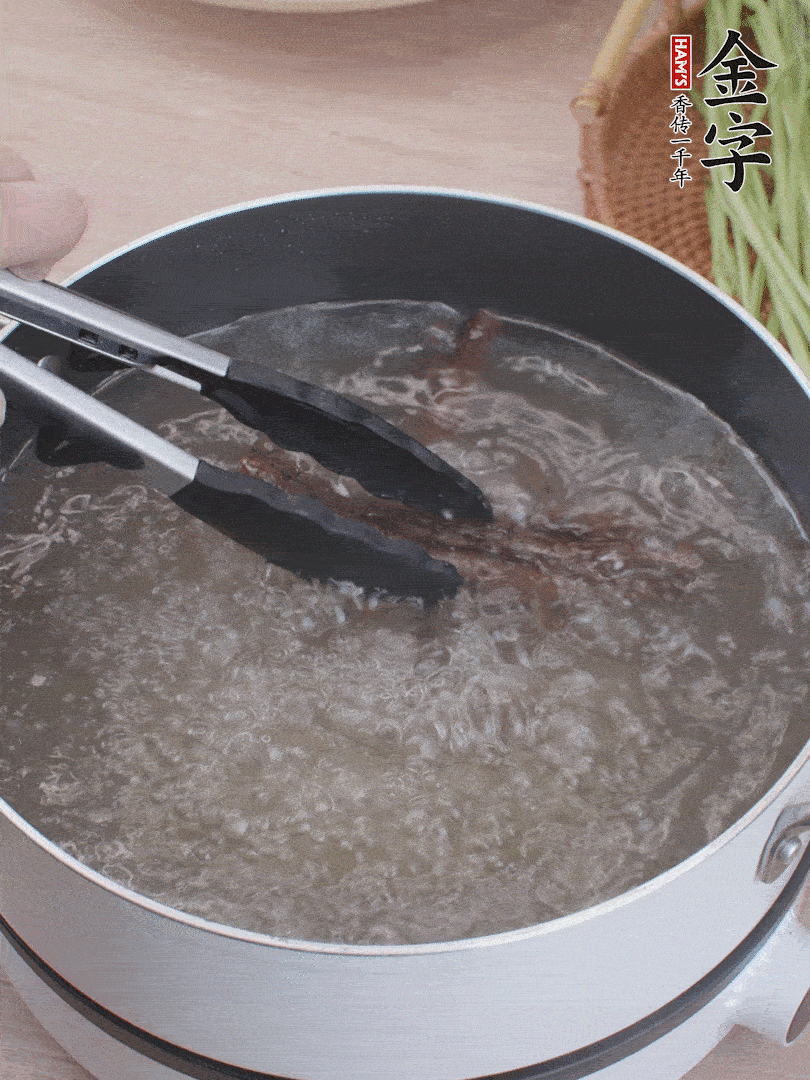 金字醬油肉下鍋煮10分鐘，切薄片。