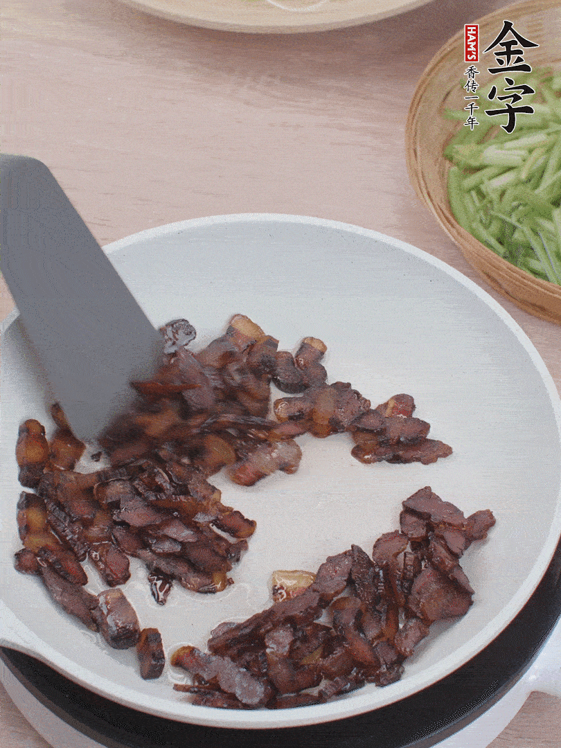 起鍋熱油，煸香醬油肉。