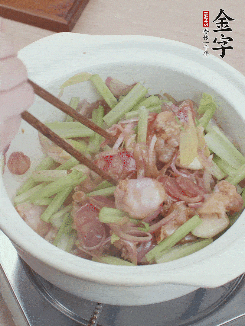 下牛蛙、芹菜、香腸翻炒。