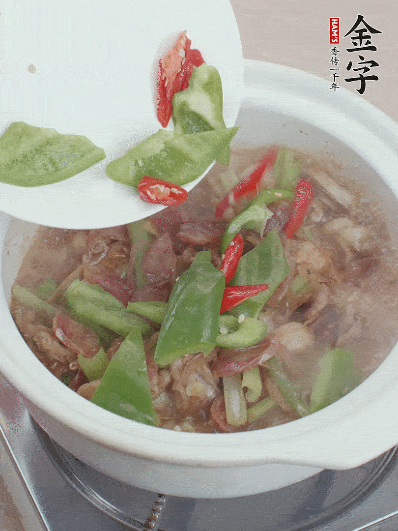 下綠菜椒，翻炒1分鐘。