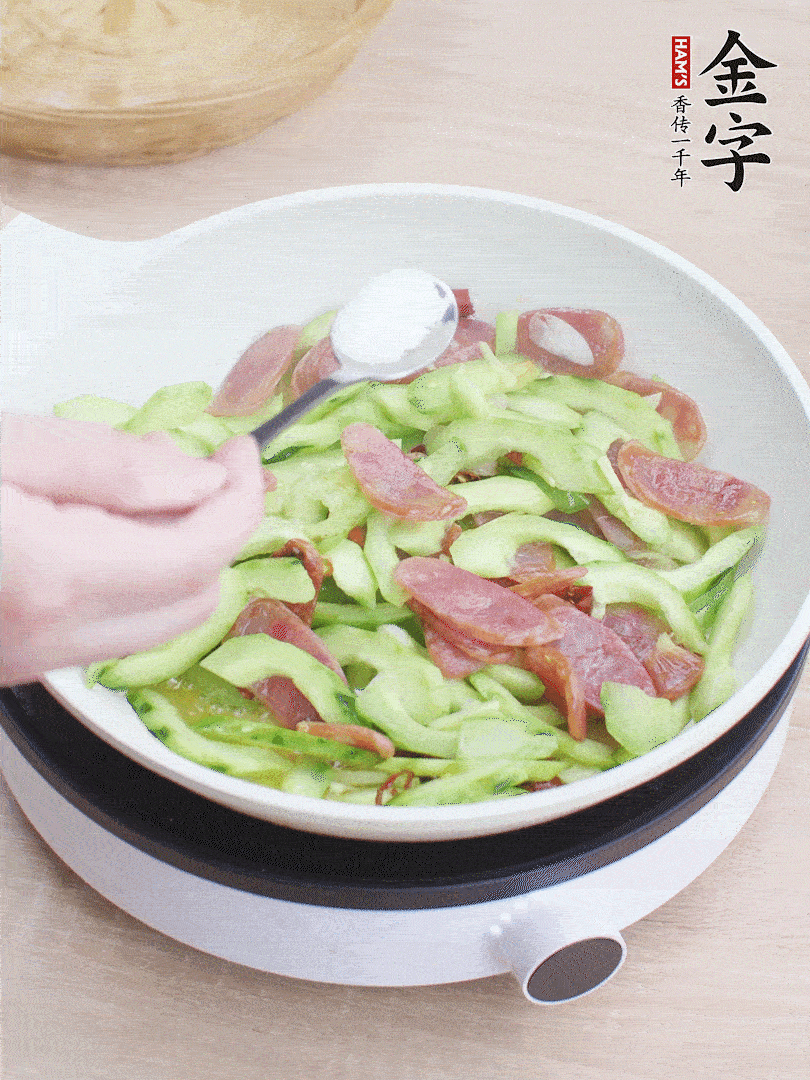 淋點開水，半勺白糖、1勺生抽調味。