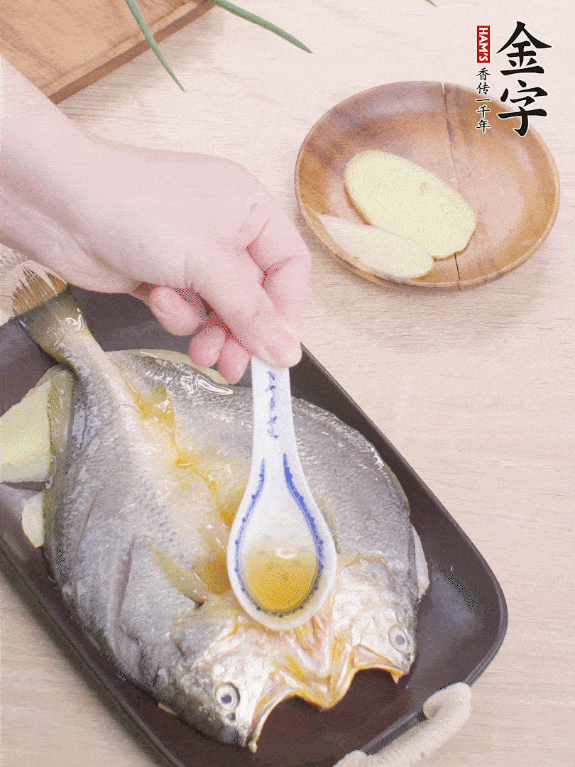 盤底鋪姜片，放黃魚，淋2勺料酒。