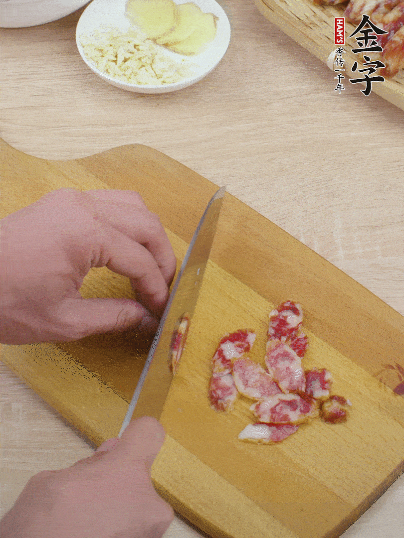 金字土香腸切片。