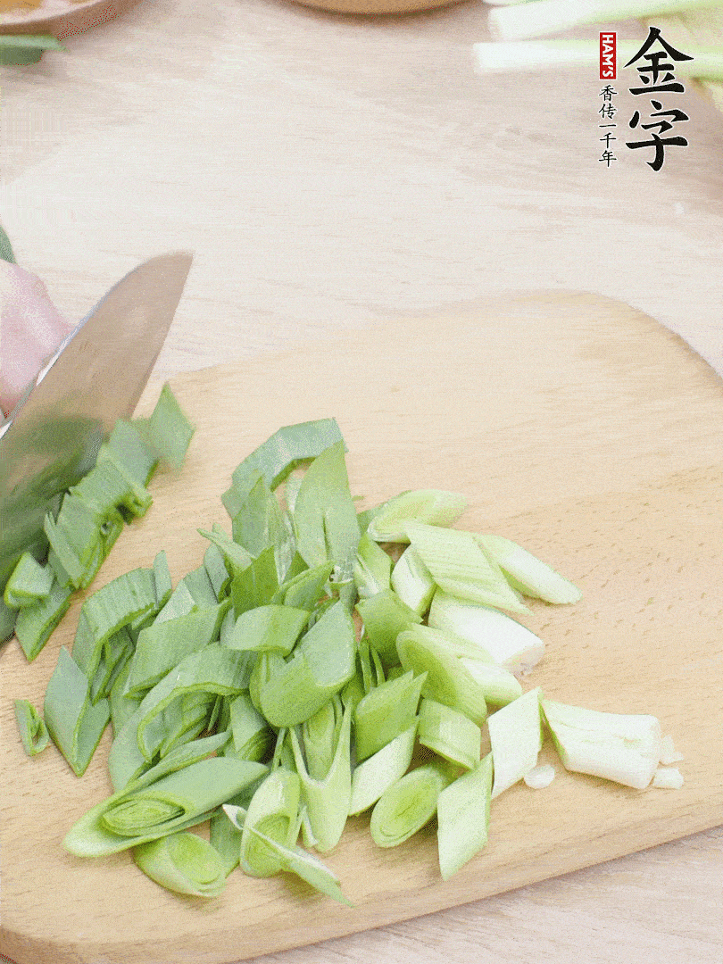 青蒜切段。（蒜白可以拍一下，再斜著切）