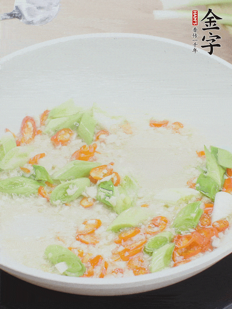 油5成熱時，下蒜末、辣椒、蒜白煸炒。