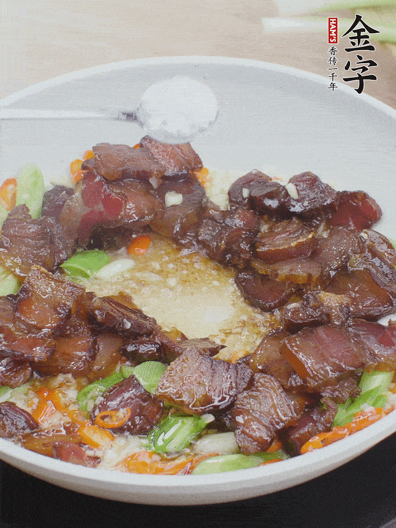 下醬油肉，一點生抽、白糖調味。
