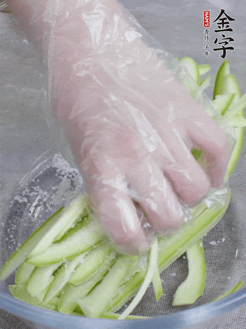 加鹽腌制15分鐘，清洗后擠干水份。