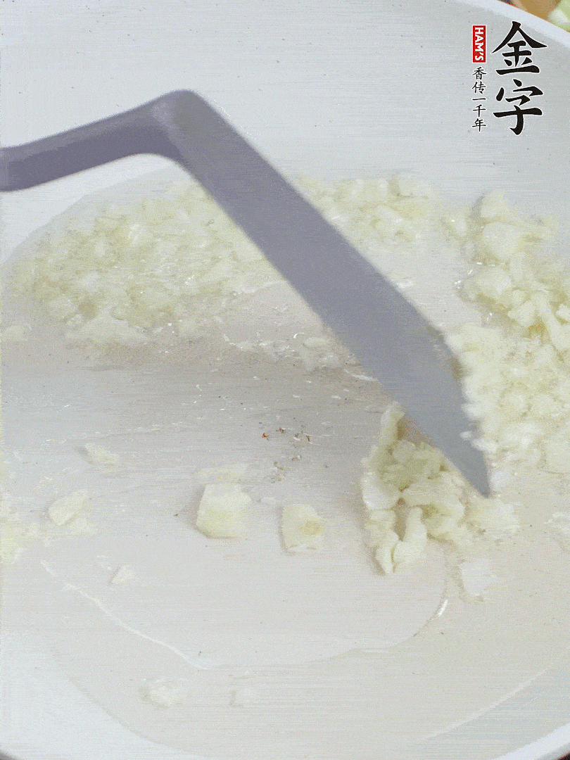 冷鍋熱油，下大蒜煎至兩面微黃。