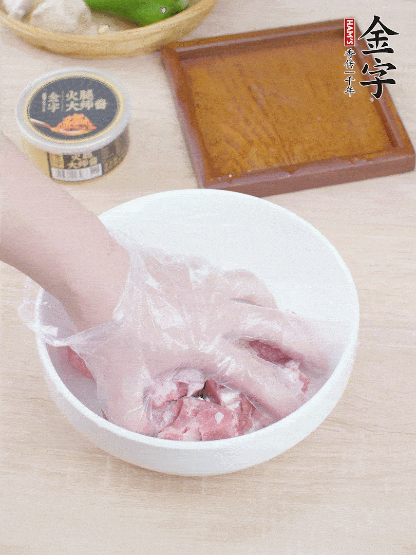 豬小排，加1勺料酒、1勺蠔油、1/3勺白胡椒粉、淀粉，抓拌均勻腌漬30分鐘。青椒去蒂去籽切塊。洋蔥去皮切塊。