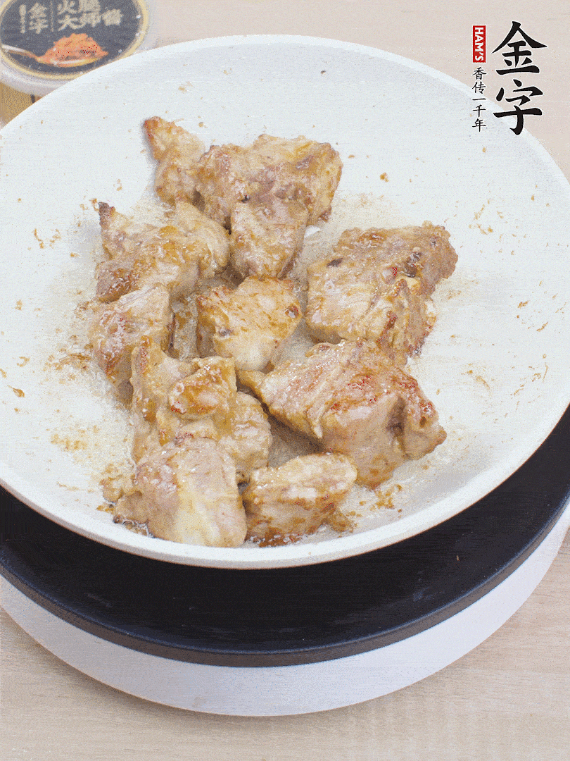 油4成熱，下小排煎炒至邊緣微微發(fā)焦。