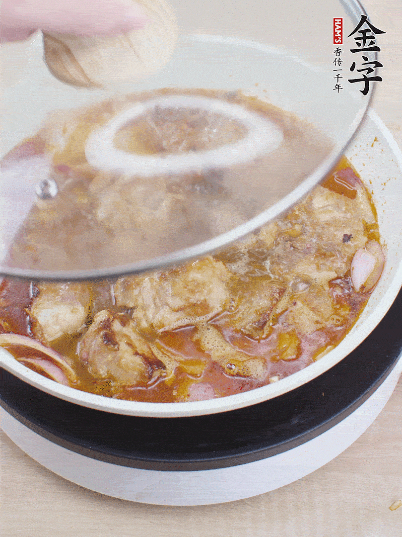 下小排翻炒，加1勺生抽、1點白砂糖和少許水燜2分鐘。