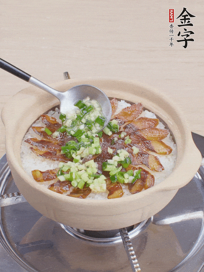 倒蔥姜醬再燜1分鐘。（也可以淋點(diǎn)生抽）