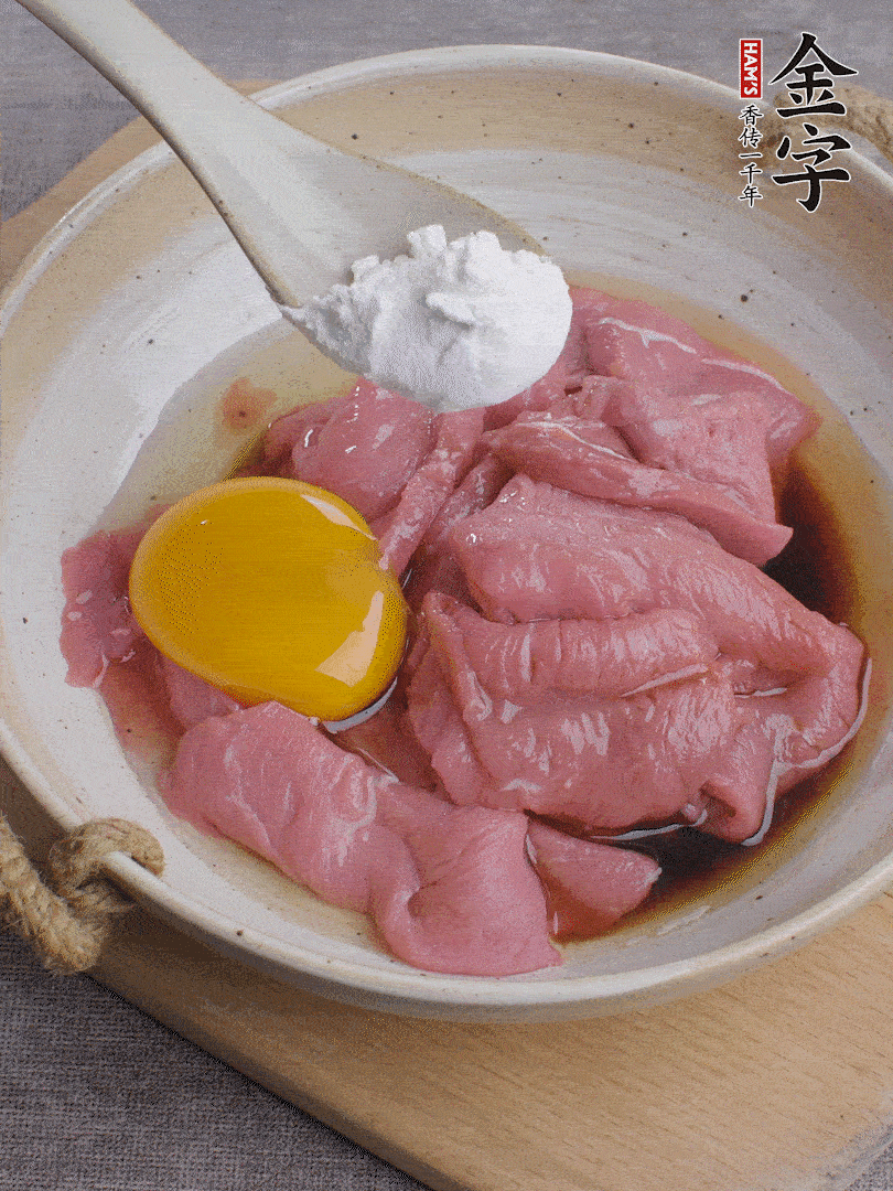 牛肉切片，雞蛋1個(gè)、水2勺、料酒1/2勺、生抽1/2勺、生粉1勺腌15分鐘。