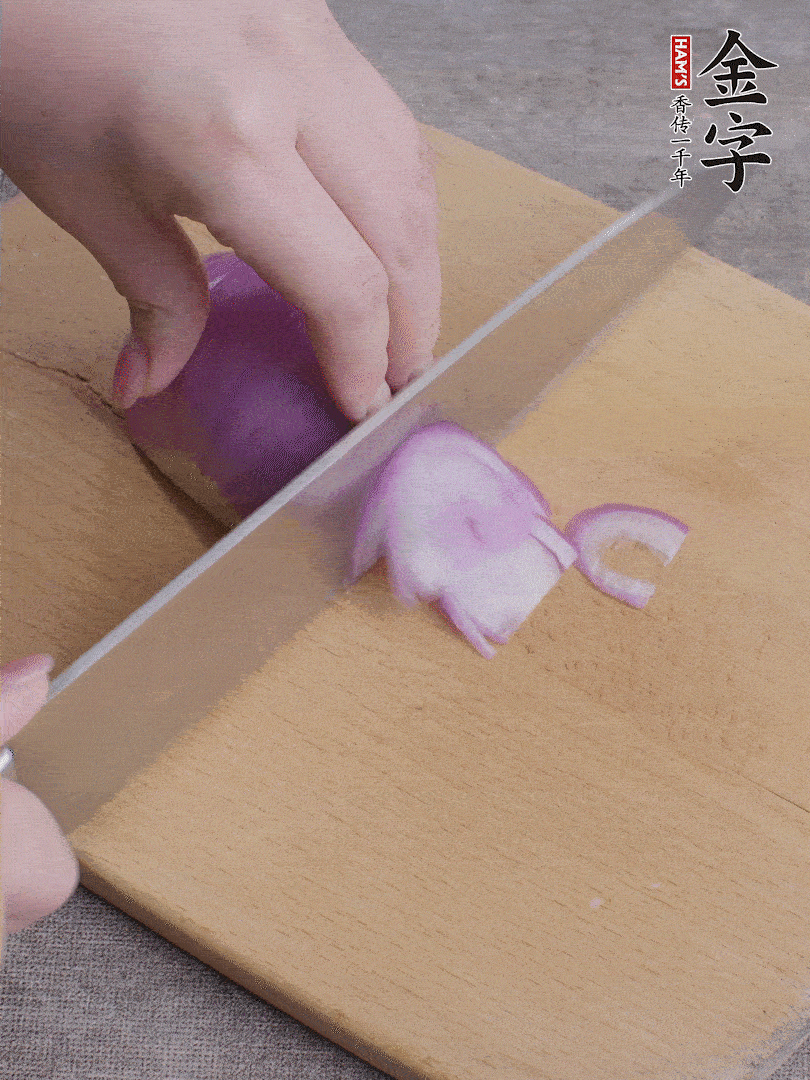 洋蔥切絲、蔥切段。