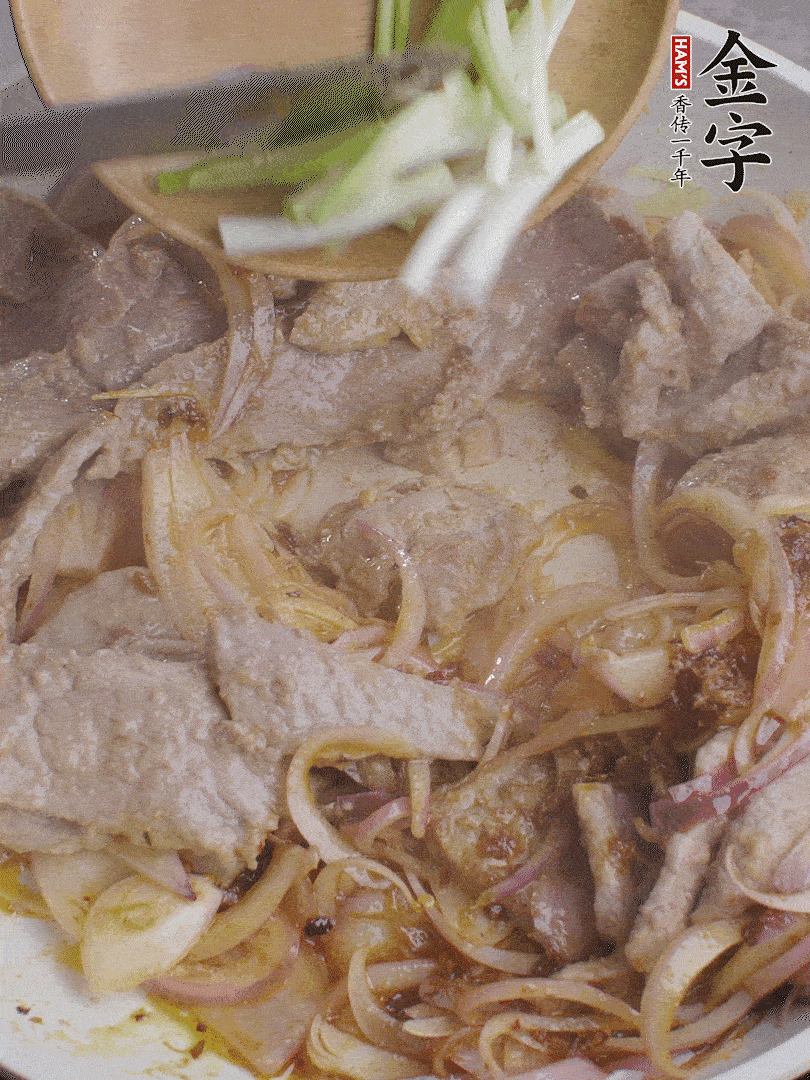 下牛肉、蔥段快炒。