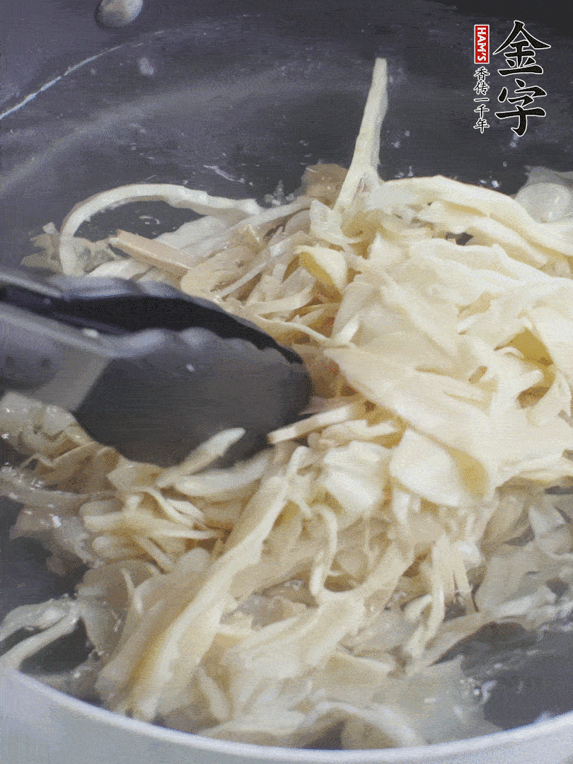 糯米筍焯水1分鐘，過涼水，擠干水份。