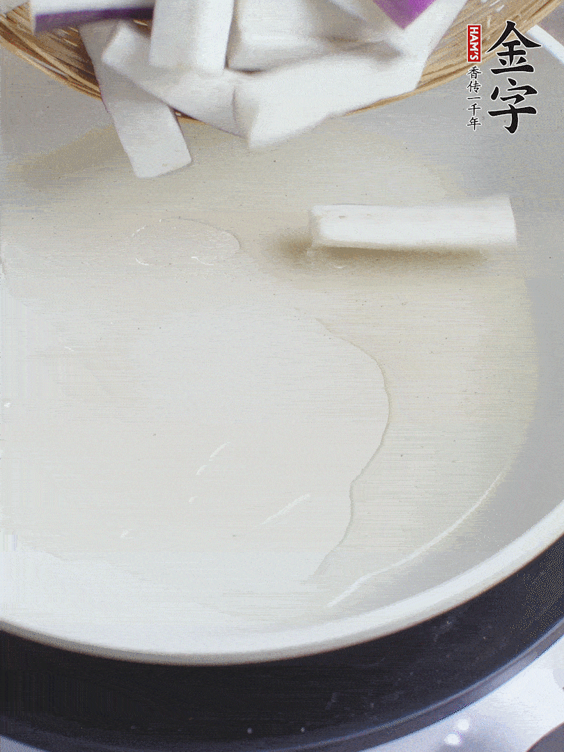 杭茄洗凈去蒂，縱向剖成4份，切成長(zhǎng)10cm左右的段。白洋蔥切絲?？谀⑾磧羧サ舯?。紅椒切菱形片。