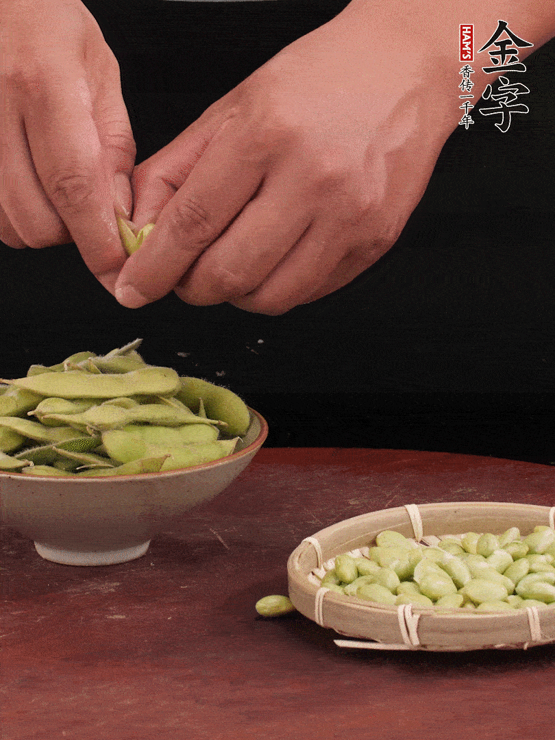 新鮮毛豆剝殼。