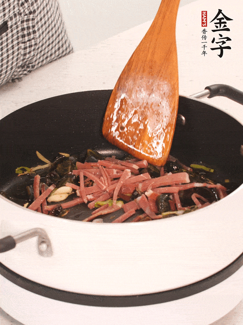 加入火腿煸炒一會(huì)，倒入開水燉煮15分鐘。
