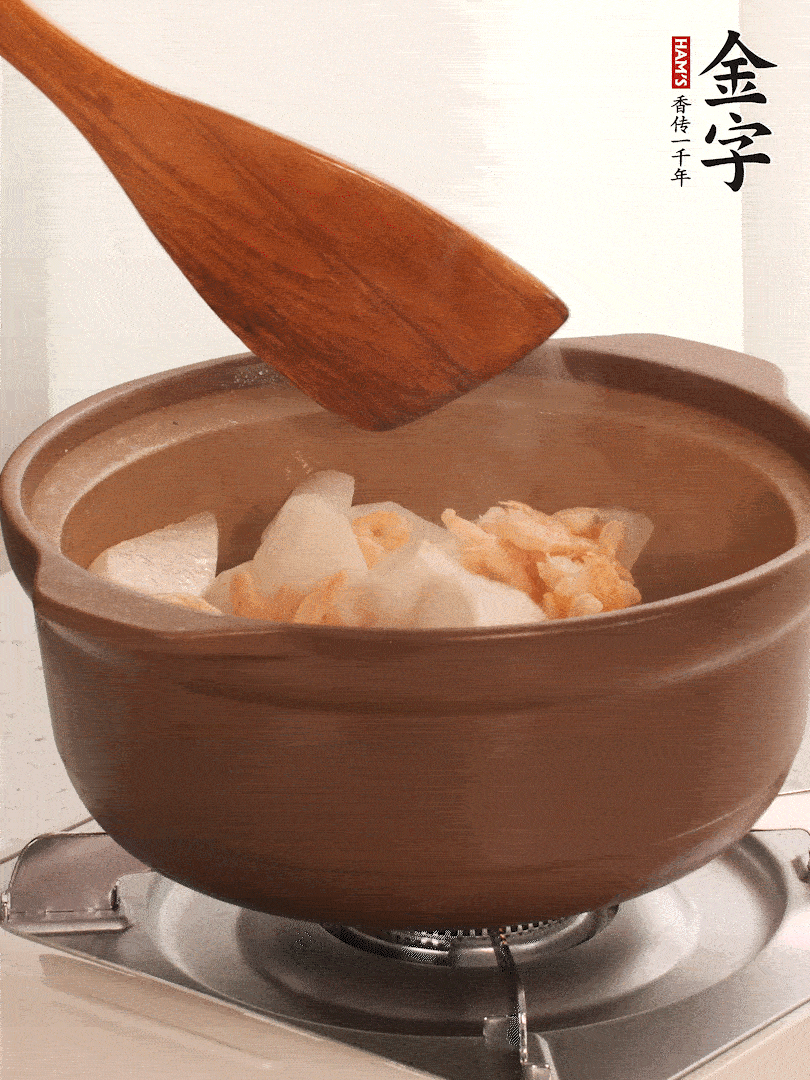放白蘿卜、海米煸炒1-2分鐘，白蘿卜一定要先炒過再燉湯，香味更足。