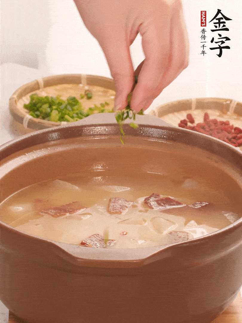 最后點綴點小蔥花、枸杞，增色提味。
