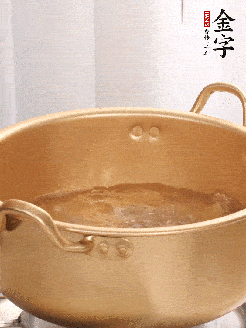 排骨加姜片、料酒，冷水下鍋焯水，撇去浮沫。