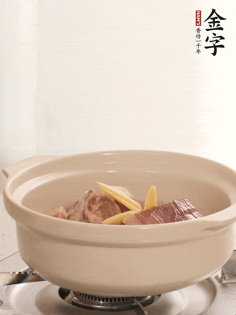 湯鍋放入排骨、火腿、姜，加適量水。煮開后轉(zhuǎn)小火燉40分鐘。