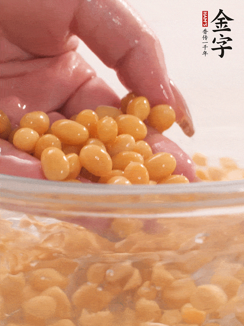 黃豆浸泡2小時，充分泡發(fā)，挑出干癟的不要。