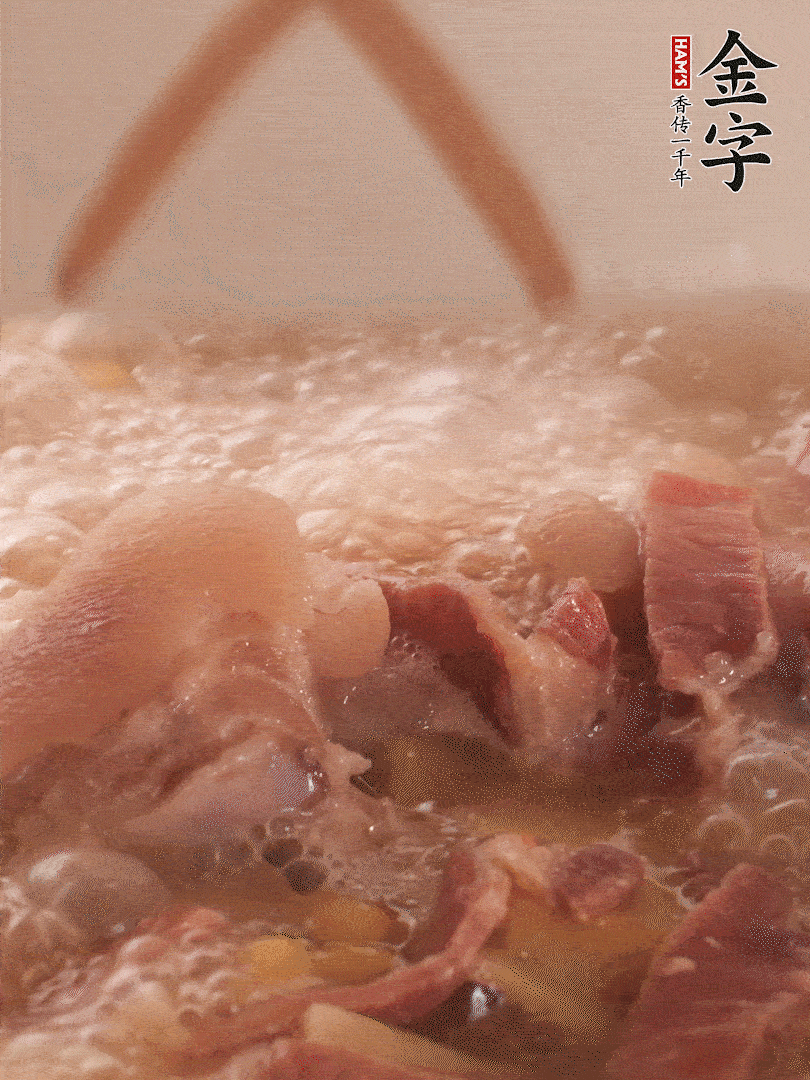 大火將水煮開后，蓋上鍋蓋，轉(zhuǎn)小火慢燉1個半小時。