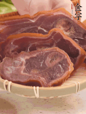 金字火腿蹄片溫水泡10分鐘。