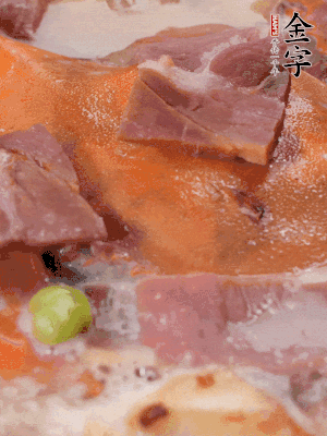 放適量料酒、清水煮到沸騰，再下蟹塊燜煮8分鐘。