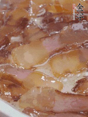 油5成熱，醬油肉煸香。