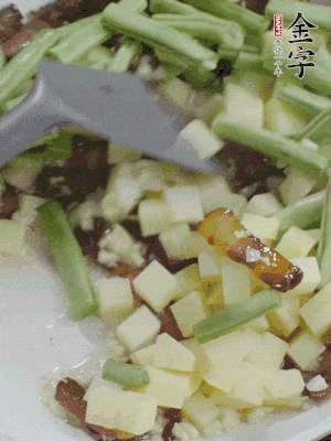 下蒜末、豆角、土豆塊翻炒。