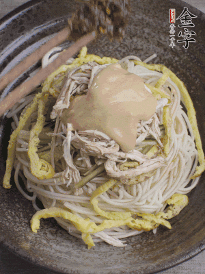 生抽1勺、醋1勺、芝麻醬1勺、金字火腿大師醬1勺。