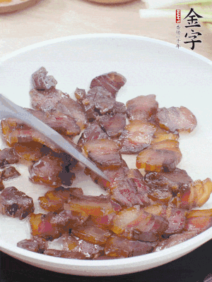 熱鍋少油，醬油肉煸出油脂，盛出。