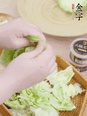 卷心菜掰成小片。