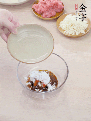熱油起鍋，五花肉煸出油脂，表面微微發(fā)黃。
