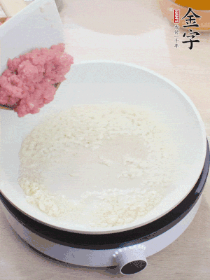 下火腿片、筍干均勻翻炒后，加2勺料酒、適量清水。